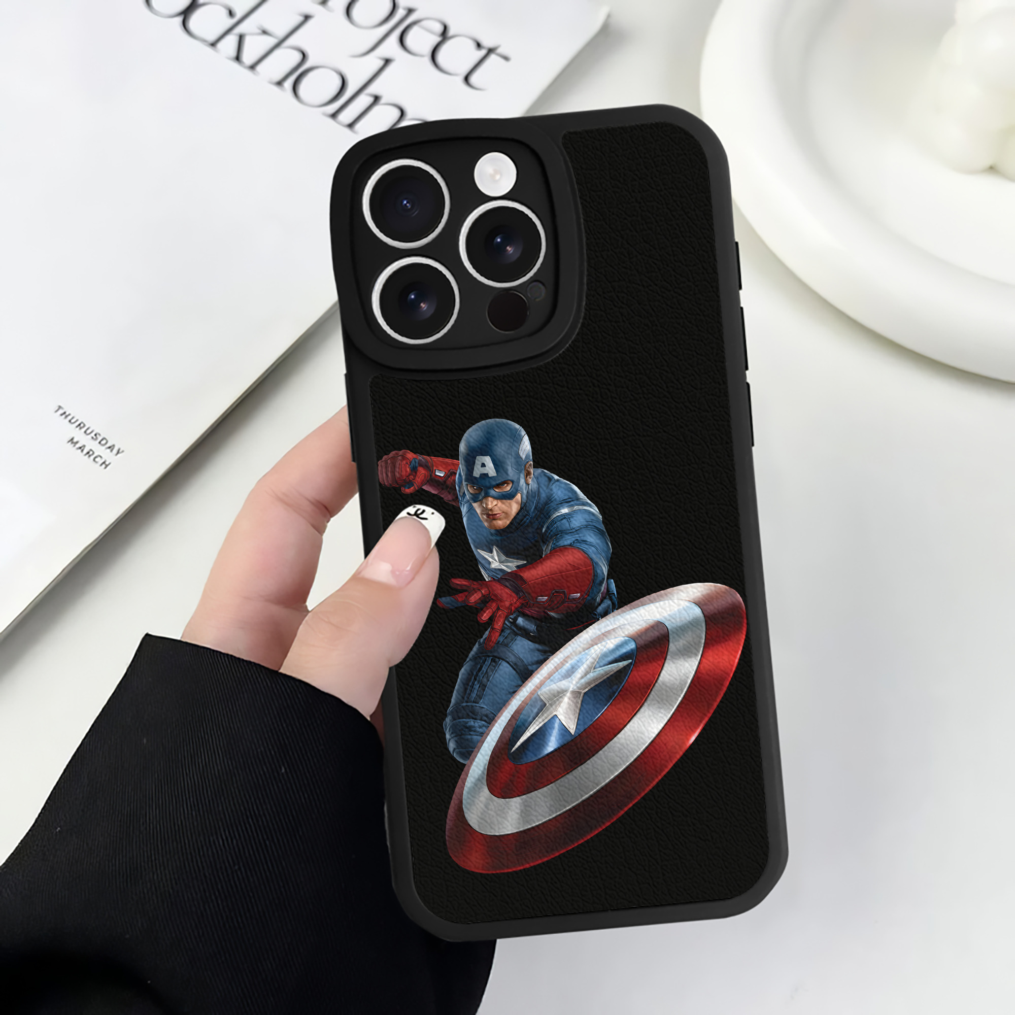（画像用） アベンジャーズ The Avengers 【iPhone 16シリーズ対応】シリコンスマホケース（レザー調） 材質：シリコン